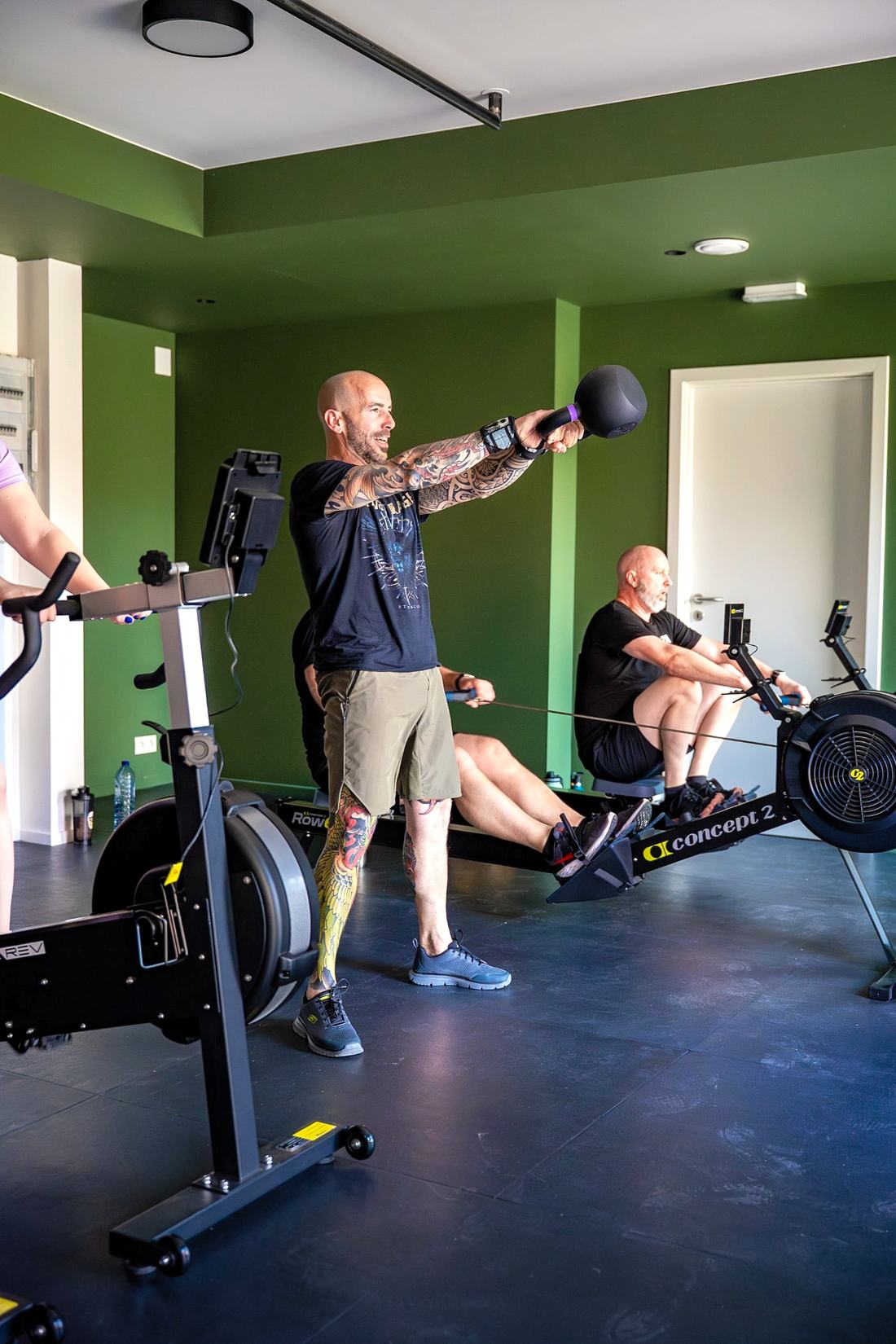 Séance de personal training — coach et kettlebell swing à Mons
